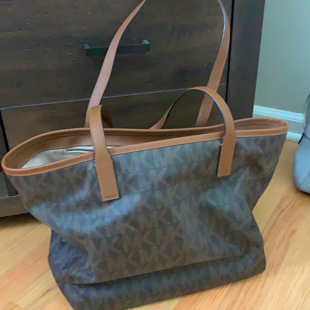 Michael Kors large tote bag. Inner bag pockets.